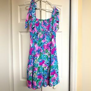 Lilly Pulitzer kalia smocked dress
Print mandevilla baby paradise petals